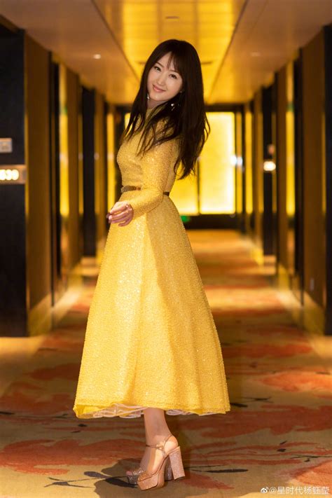 48岁杨钰莹晒近照迎新年 一袭黄色礼裙优雅迷人