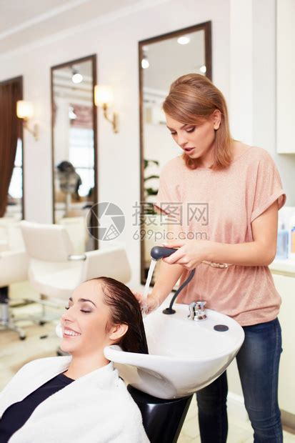 理发师在理发店给女孩洗头高清图片下载-正版图片503054105-摄图网