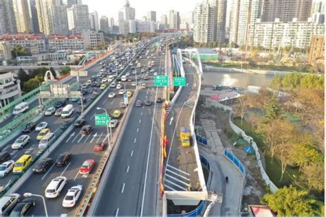 南北高架新添两条匝道跨越苏州河，建设者攻坚克难改善交通现状 - 周到上海