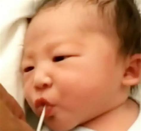宝宝刚出生两个小时，就能用吸管喝奶了，网友：为了吃也是拼了