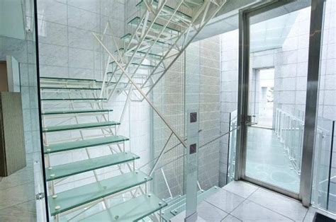 钢化玻璃适合做成楼梯吗 钢化玻璃有哪些常用领域,行业资讯-中玻网
