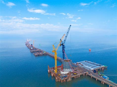 黄茅海跨海通道项目首个主塔封顶 预计2024年建成通车
