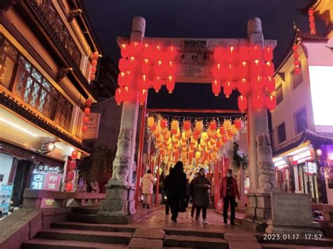 繁华的重庆解放碑步行街旅游景点真实照片风景图片(5)_配图网