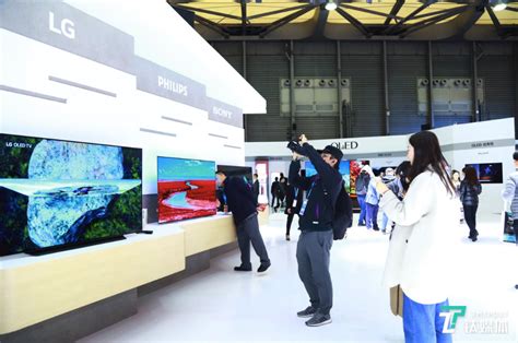 【投产】LG Display广州OLED面板厂即将全面投产；欧菲光回应被列入美国实体清单；车载面板出货恐连续两年衰退
