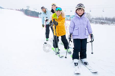 一家人到滑雪场滑雪运动高清图片下载-正版图片501904627-摄图网
