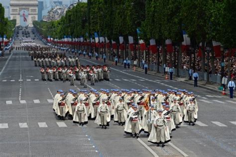 法国举行国庆日阅兵 奥朗德乘车检阅队伍（组图）-温州财经网-温州网