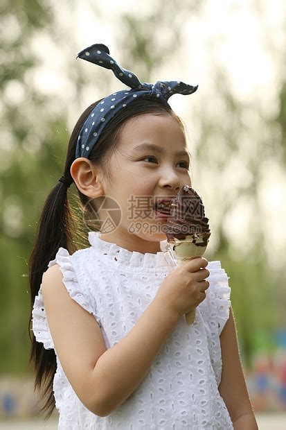 小女孩吃冰淇淋高清图片下载-正版图片501981587-摄图网