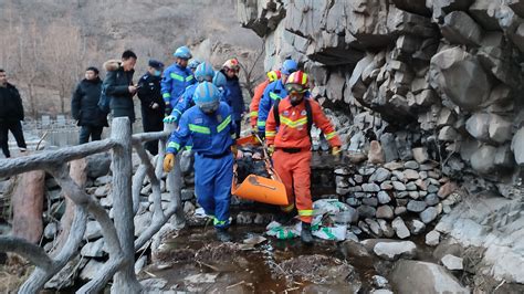 北京五旬男子独自登山时踩空摔伤，驴友发现报警后获救-新闻频道-和讯网