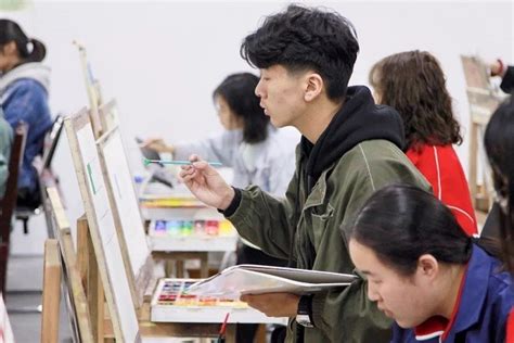 重庆美术艺考集训学校开课了：想要色彩静物考的好，构图技巧少不了！