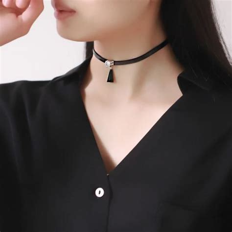 锁骨纹身温柔女生头像