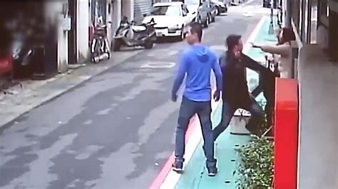 视频：三名男子吃花甲少付钱 女子讨要惨遭当街狂殴_凤凰网视频_凤凰网