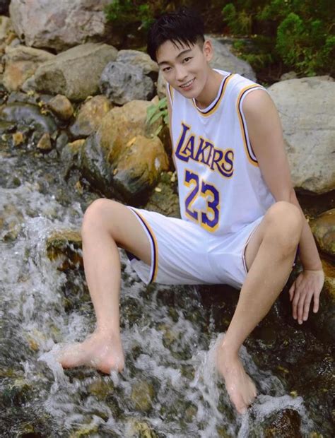 篮球服的运动少年野外溪边玩水湿身-真实帅哥图片-帅哥图库网