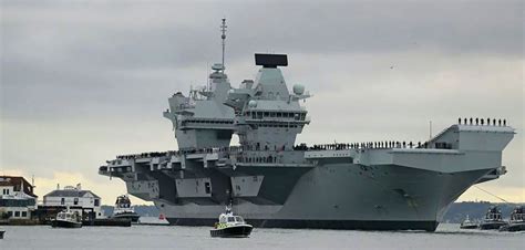 驶入横须贺军港美军泊位的英国海军伊丽莎白女王号航母