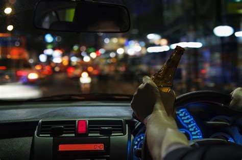 醉酒男子驾驶一辆汽车在路上载着啤酒瓶的车危险醉酒驾驶概念拉丁违反法庭高清图片下载-正版图片307961424-摄图网