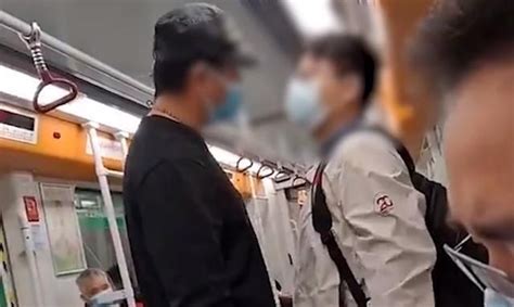 两男子在地铁上抢座后辱骂互殴，过程中还不忘戴好口罩