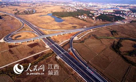 广西建设的一条高速公路，是桂林国际旅游胜地建设规划的旅游公路