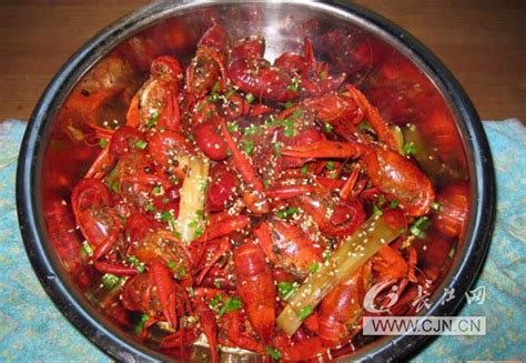 中国哪里的小龙虾最好吃？湖北人和江苏人杠上了_凤凰网