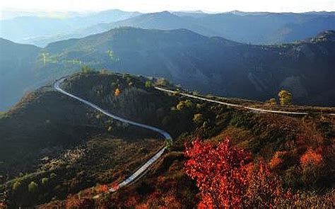 崆峒山位于甘肃省平凉市城西12公里处，东瞰西安，西接兰州|崆峒山|平凉市|崆峒_新浪新闻