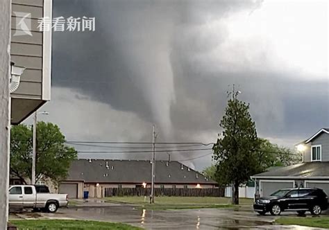 吓人！巨型龙卷风席卷美国堪萨斯州 数十座建筑被夷为平地__财经头条