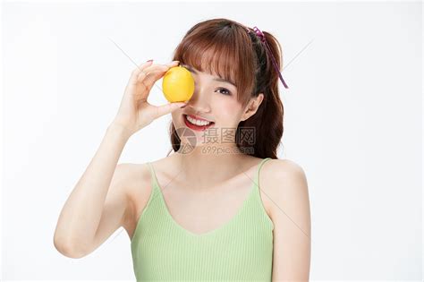 拿着柠檬的甜美女孩高清图片下载-正版图片501652401-摄图网