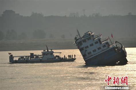 重庆货轮在长江上“腰折”倾覆：载近5000吨钛矿(图)|长江|宜昌_凤凰资讯