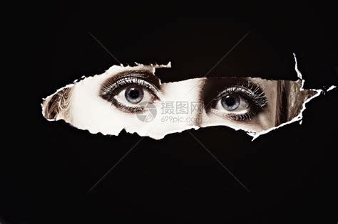 男的眼睛透过墙上的个洞窥视高清图片下载-正版图片300628157-摄图网