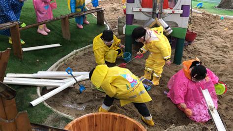 小朋友喜欢挖沙、玩水？这个幼儿园创新设计了沙水游戏，让孩子玩个够！