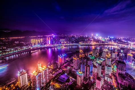 2021嘉陵江倒映着重庆灯光璀璨的夜景，非常好看。晚上的重庆城市风光。在大桥上拍摄重庆夜景_千厮门嘉陵江大桥-评论-去哪儿攻略