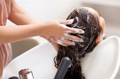 在理发店洗头发高清图片下载-正版图片503066116-摄图网