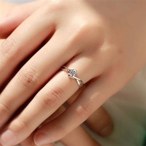 戒指戴中指是什么意思 戒指戴中指代表什么_婚庆知识_婚庆百科_齐家网