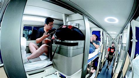 火车的“软卧”和“硬卧”，到底有何差别？网友：风景大不同_车厢_房间_人群