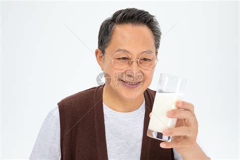 老年人喝牛奶高清图片下载-正版图片500934416-摄图网