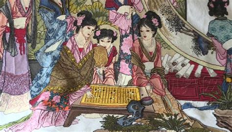 女子5年绣制大幅《琴棋书画图》 出价8万都不卖_大渝网_腾讯网