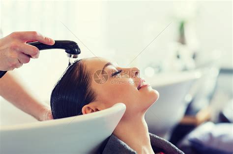 美容人的快乐的轻女人与理发师美发厅洗头美发沙龙快乐的轻女人高清图片下载-正版图片300402033-摄图网