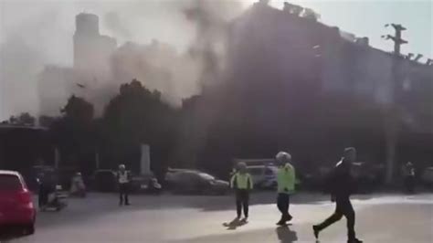 现场：江西新余火灾多人从二楼跳下被警察接住_凤凰网视频_凤凰网
