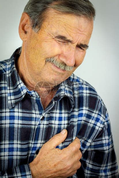 六十多岁的男人因心脏病发作而痛苦高清图片下载-正版图片502988755-摄图网