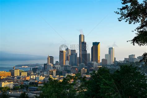华盛顿州西雅图-晚上可以看到市中心的摩天大楼素材-高清图片-摄影照片-寻图免费打包下载