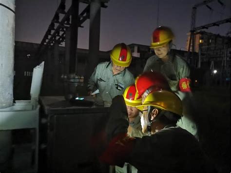 武汉供电公司登上杆头办理“入地”手续 - 铜马电力