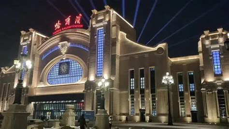 夜幕下的哈尔滨火车站乘车站台，人来人往，灯火辉煌