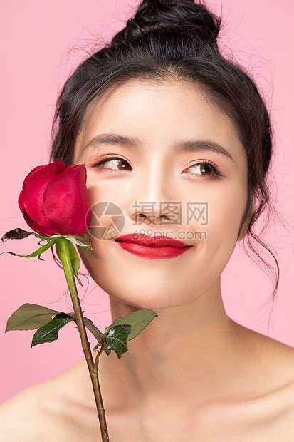 甜美女生头像拿着玫瑰花