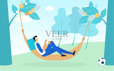 一个人躺在吊床上，悬挂在绿树之间。设计元素图片_ID:352877030-Veer图库