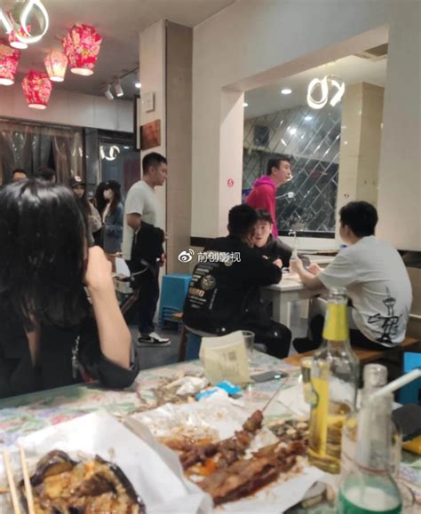 王思聪带女友小餐馆吃饭，看了菜单却被张大了嘴！-搜狐娱乐