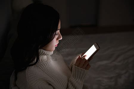 夜晚女性失眠玩手机高清图片下载-正版图片501548136-摄图网