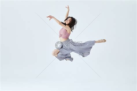 舞蹈美女跳跃高清图片下载-正版图片501556470-摄图网