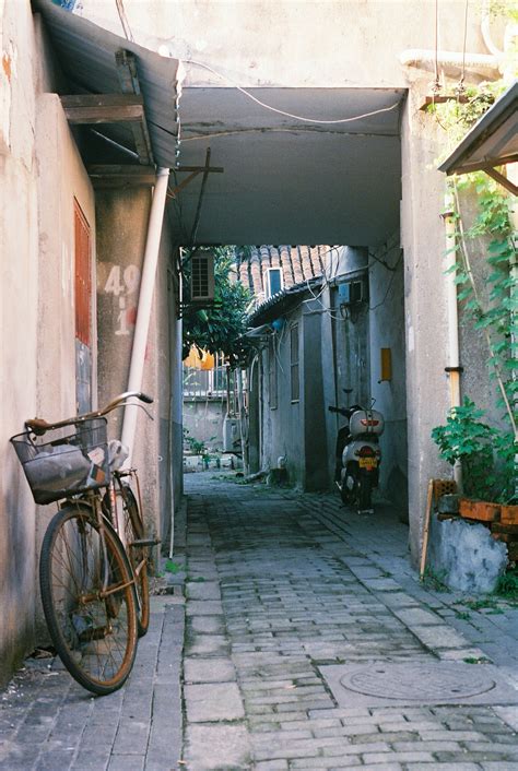 云南古镇老街小巷旅人摄影图高清摄影大图-千库网