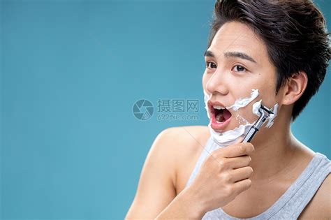 帅气的年轻男人刮胡子高清图片下载-正版图片501917546-摄图网