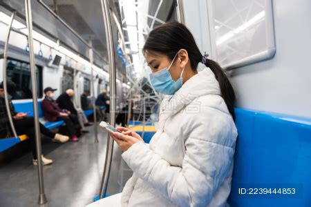在地铁上戴口罩玩手机的年轻女人_站酷海洛_正版图片_视频_字体_音乐素材交易平台_站酷旗下品牌