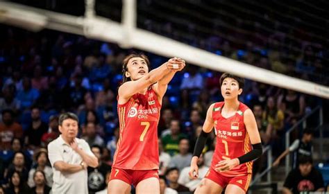 中国女排完胜波兰队 首次晋级世联赛决赛_东方体育