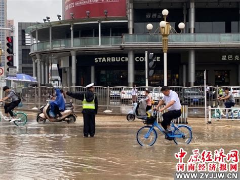 暴雨致郑州市内多处积水，交警在水中推车，有些人忙着扒开 ...