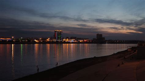 太阳越过哈巴罗夫斯克市阿穆尔河的地平线高清图片下载-正版图片507455235-摄图网